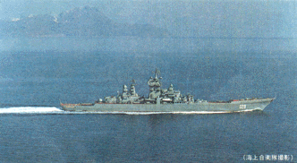 津軽海峡を航行中のキーロフ級ミサイル巡洋艦「フルンゼ」