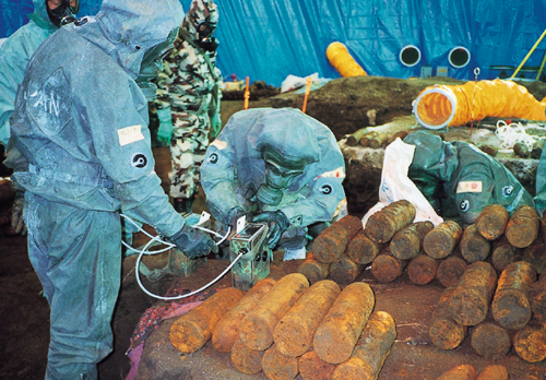 中国遺棄化学兵器廃棄処理事業に従事する隊員