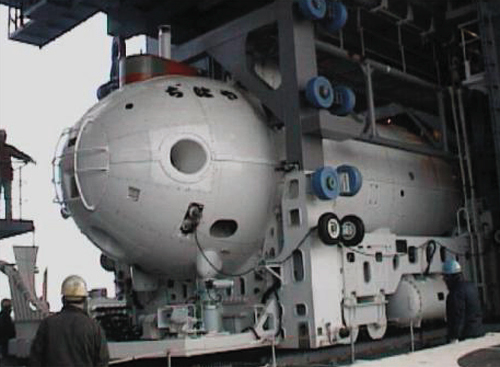 潜水艦救難艦「ちはや」艦上のDSRV