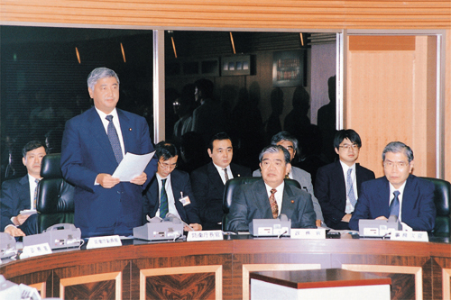 �����w�����ɂ����ČP�����钆�J�h�q������