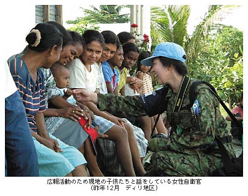 広報活動のため現地の子供たちと話をしている女性自衛官(昨年12月　ディリ地区)