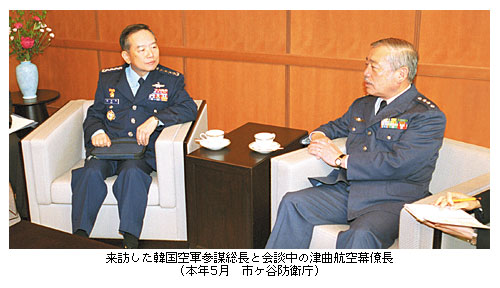 来訪した韓国空軍参謀総長と会談中の津曲航空幕僚長（本年5月　市ヶ谷防衛庁）