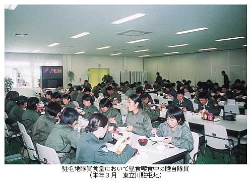 駐屯地隊員食堂において昼食喫食中の陸自隊員(本年3月　東立川駐屯地)