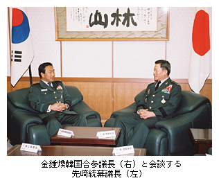 金鍾煥韓国合参議長（右）と会談する先崎統幕議長（左）