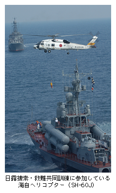 日露捜索・救難共同訓練に参加している海自ヘリコプター(SH-60J)