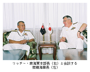リッチー・豪海軍本部長（右）と会談する齋藤海幕長（左）