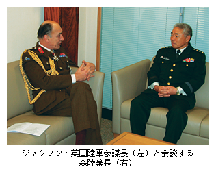 ジャクソン・英国陸軍参謀長（左）と会談する森陸幕長(右)