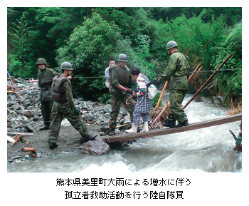 熊本県美里町大雨による増水に伴う孤立者救助活動を行う陸自隊員