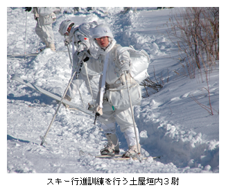 スキー行進訓練を行う土屋垣内3尉