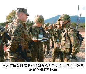 日米共同訓練において訓練の打ち合わせを行う陸自隊員と米海兵隊員