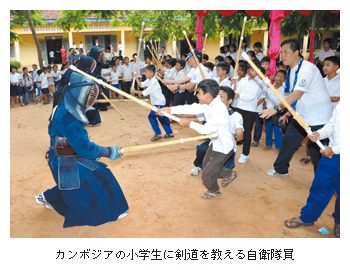 カンボジアの小学生に剣道を教える自衛隊員