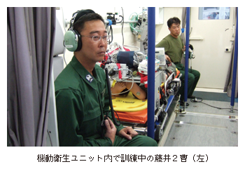 機動衛生ユニット内で訓練中の藤井2曹(左)