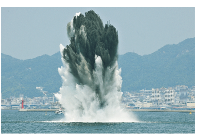 神戸港における機雷水中爆破の瞬間