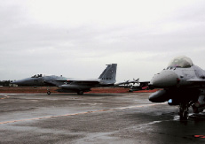 空自小松基地へ訓練移転中の米空軍戦闘機(F-16)(右)
