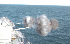 海自護衛艦による射撃訓練