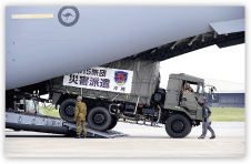 豪軍C-17による自衛隊車両の輸送〔豪国防省〕
