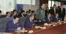 防衛省災害対策本部会議であいさつする菅内閣総理大臣