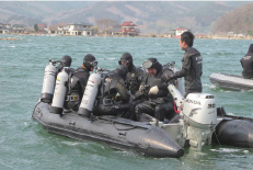集中捜索活動において水中を捜索する潜水士