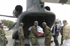 CH-47ヘリによる避難地域内病院からの患者輸送