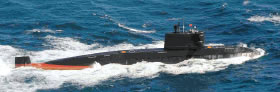 東シナ海中部海域において浮上航行する中国のユアン級潜水艦 （11（平成23）年8月）