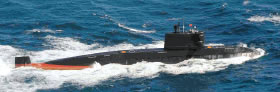 東シナ海中部海域において浮上航行する中国のユアン級潜水艦 (11(平成23)年8月)