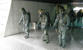 NBC防護訓練において除染を行う陸自隊員