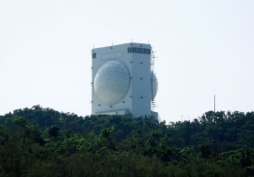 平成２３年度末、与座岳分屯基地（沖縄）に配備された FPS—５警戒管制レーダー