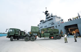 石垣島に展開するためのペトリオットPAC—３を輸送する輸送艦