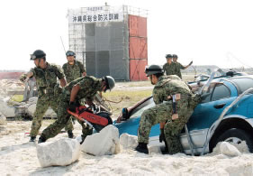 石垣市において実施された沖縄県総合防災訓練に参加する 陸自隊員