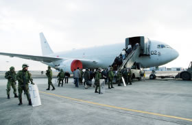 在外邦人等輸送訓練でKC—767空中給油・輸送機に乗込む人々