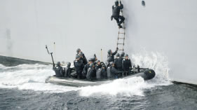 船舶検査活動訓練で護衛艦に乗込む海自隊員