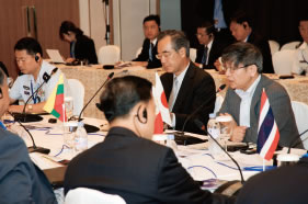 日・ASEAN次官級会合において意見交換する 中江防衛事務次官（当時）（右）（東京11（平成23）年9月）