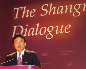 シャングリラ会合においてスピーチを行う 渡辺防衛副大臣（シンガポール12（平成24）年6月）