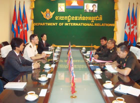 カンボジアにおいて、能力構築支援に関する調整を行う隊員 （プノンペン１２（平成２４）年３月）