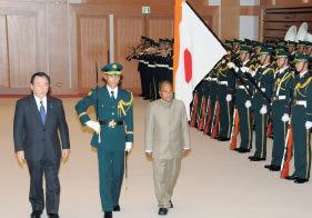 巡閲する一川防衛大臣（当時）とアントニー印国防大臣 （東京１１（平成２３）年１１月）