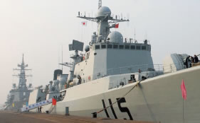 中国青島に入港する海自護衛艦「きりさめ」（左奥）と中国海軍艦艇 しんよう「瀋陽」（右手前）（11（平成23）年12月）