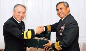杉本海幕長とパマ・フィリピン海軍司令官 （東京12（平成24）年4月）