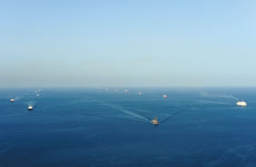 護衛艦に先導される船団（船団前方上空から撮影）