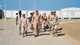 ジブチ自衛隊活動拠点を訪問する米海軍第5艦隊司令官（中央）