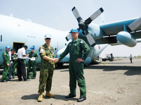 首都ジュバに要員を空輸した空自C—１３０輸送機の機長と 南スーダン現地支援調整所長