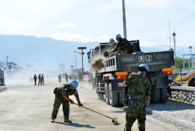 ハイチにおいて道路の補修作業を行う陸自隊員