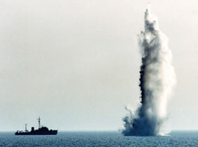 ペルシャ湾で機雷を処分する海自掃海艇「さくしま」 （91（平成3）年8月）海自掃海部隊は合計34個の機雷を処分）