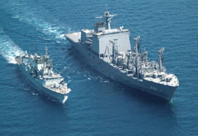 インド洋にて、カナダ艦船（左）に洋上補給する海自補給艦「おうみ」（右）