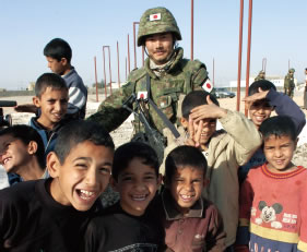 イラク人道復興支援活動において陸自隊員に集まる イラクの子供たち（イラク・サマワ）