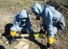 中国吉林省にて、遺棄化学兵器を発掘・調査する陸自隊員
