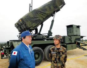 沖縄県宮古島に展開した空自高射部隊を視察する 渡辺防衛副大臣