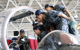 空自第1術科学校（浜松基地）で実機を使い航空機整備の 教育を受ける空自隊員