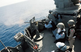 護衛艦から12．7mm重機関銃で射撃訓練を行う海自隊員