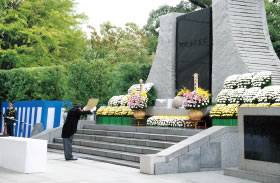 防衛省慰霊碑地区において行われた 平成23年度自衛隊殉職隊員追悼式