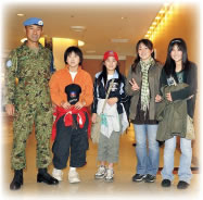 真由美さん（右から2人目）とご家族